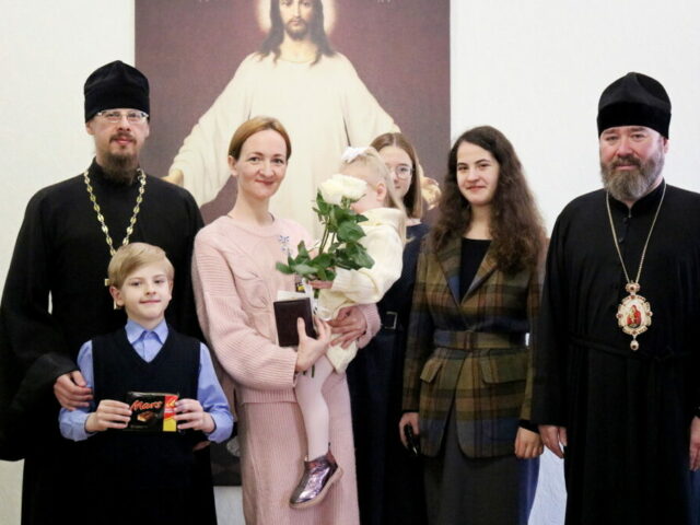 Епископ Софроний вручил Патриарший Знак Материнства матушке Анастасии Половинкиной