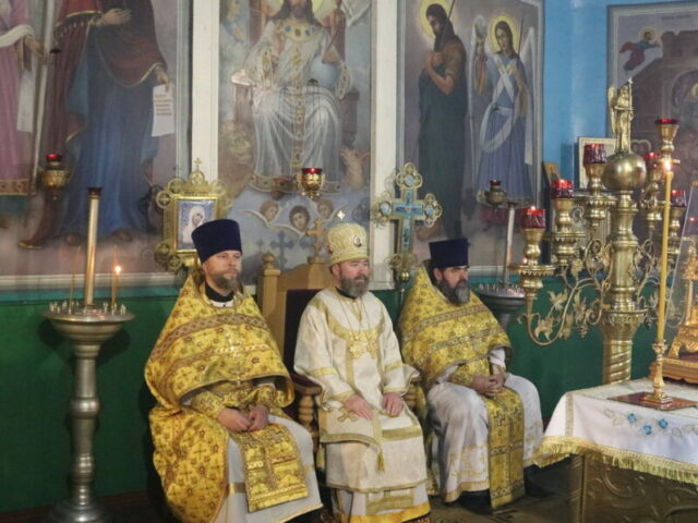 Архиерейское богослужение в храме Рождества Пресвятой Богородицы села Крюково