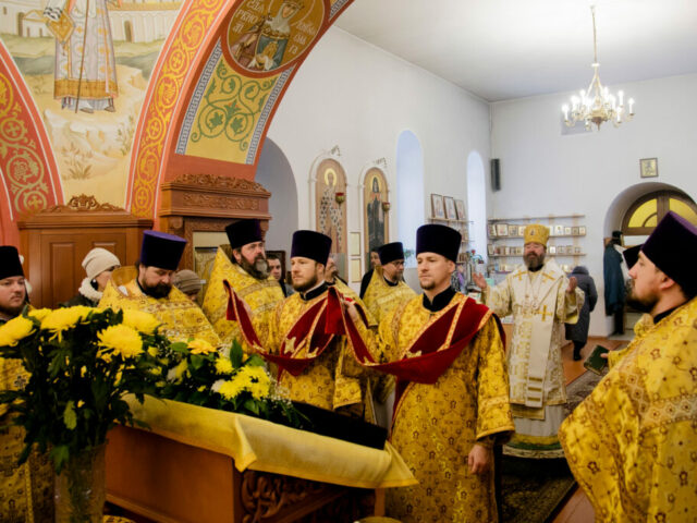 Епископ Софроний в сослужении благочинных епархии совершил Литургию в городе Губкин