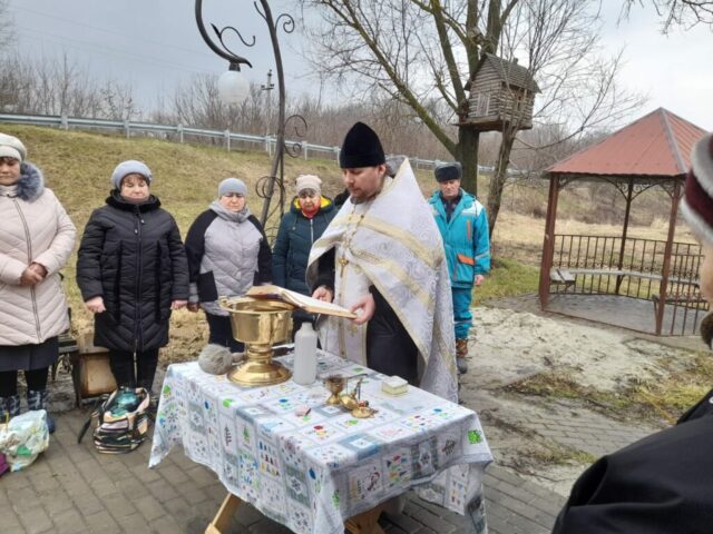 В Ракитном священник совершил чин Великого освящения воды