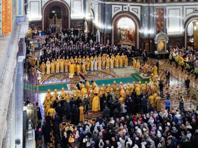 Епископ Софроний сослужил Святейшему Патриарху Кириллу за Божественной литургией