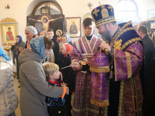 Архиерейскокое богослужение в Покровском храме села Бобровы Дворы