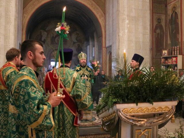 В канун праздника Входа Господня в Иерусалим епископ Софроний посетил поселок Прохоровка