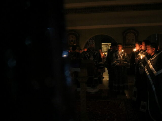 Преосвященный владыка совершил утреню Великого Пятка с чтением двенадцати Страстных Евангелий