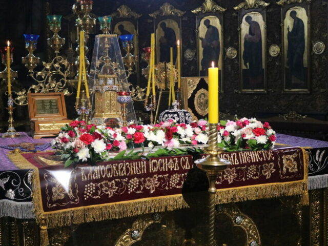 Епископ Софроний совершил вечерню с выносом Плащаницы Спасителя