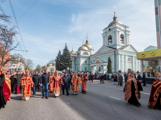По улицам Белгорода прошел традиционный пасхальный крестный ход