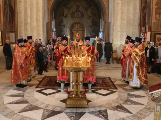 В 78-ю годовщину Победы епископ Софроний совершил литургию в пос.Прохоровка