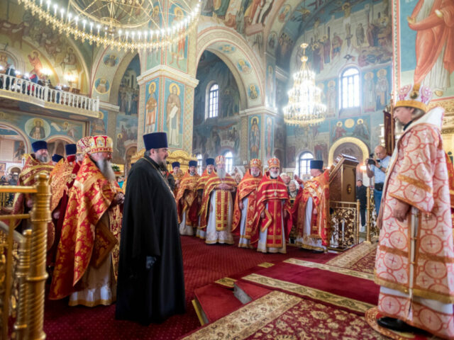 В Губкине отметили 35-летие священнического служения протоиерея Евгения Сапсая