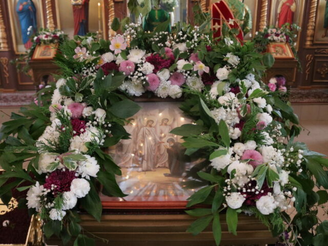 Епископ Софроний совершил Литургию в Свято-Троицком храме поселка Троицкий