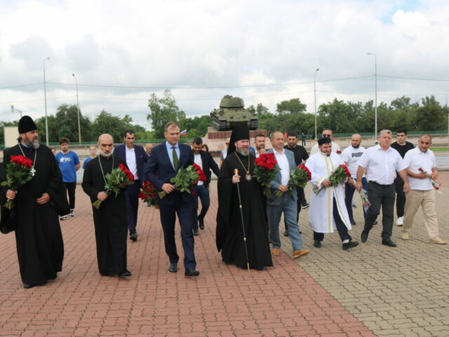 Епископ Софроний принял участие в памятном мероприятии у мемориала «В честь героев Курской битвы»
