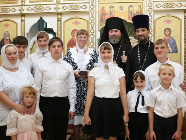 Патриаршим знаком материнства I степени награждена матушка Елена Лобода