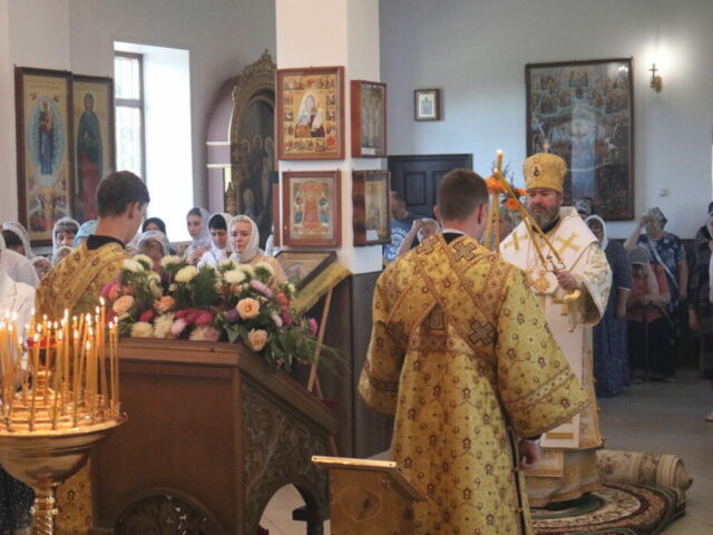 Архиерейское богослужение в Свято-Троицком храме поселка Троицкий