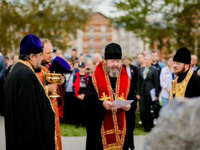 Епископ Софроний совершил молебное пение перед началом строительства спортивного комплекса в Губкине