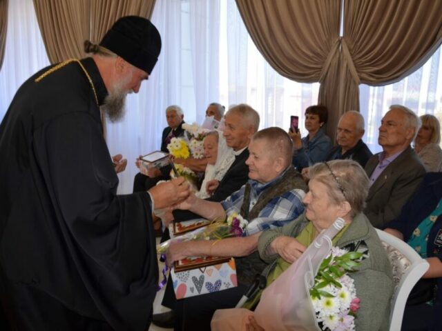 Священник поздравил супружеские пары с юбилеями совместной жизни