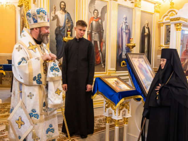 В день празднования Иверской иконы Божией Матери епископ Софроний совершил Литургию в Борисовском женском монастыре