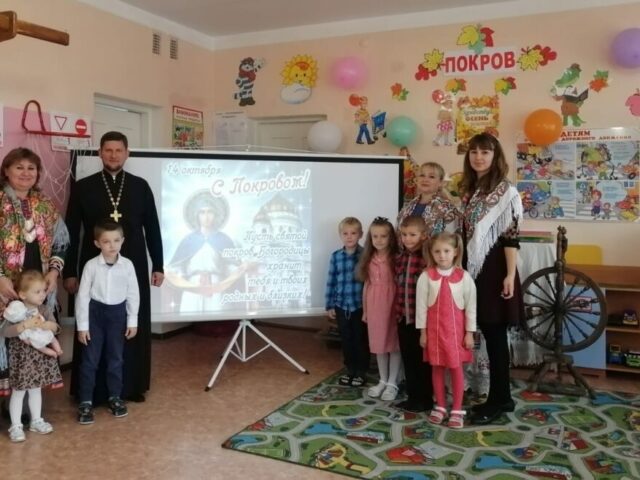 Священник посетил детский сад в селе Мощеное