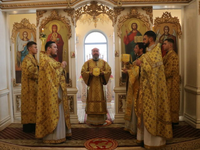 в Неделю 21-ю по Пятидесятнице епископ Софроний совершил Литургию в селе Бутово