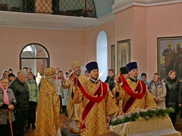 Епископ Софроний совершил Литургию в Михайловском храме села Новенькое