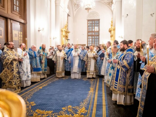 В канун празднования Казанской иконе Божией Матери епископ Софроний сослужил за всенощным бдением в городе Казани