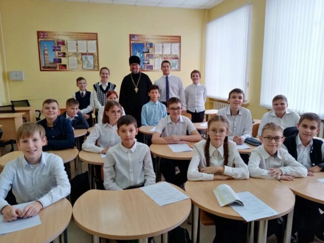 Беседа священника с учащимися средней школы №2 г. Губкина