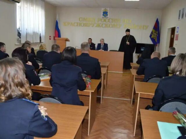 Благочинный Краснояружского округа поздравил сотрудников ОМВД с профессиональным праздником