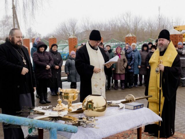 Епископ Софроний совершил чин освящения накупольного креста в селе Коньшино