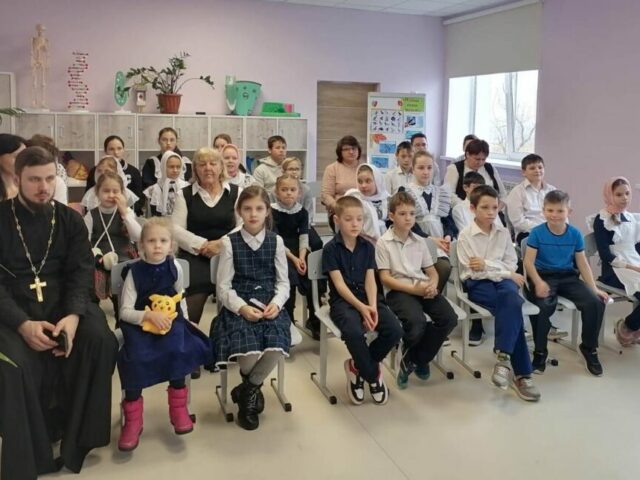 В Плотавской школе прошла встреча учащихся и батюшки