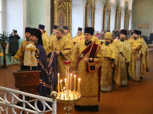 В день памяти святителей Василия Великого, Григория Богослова и Иоанна Златоустого епископ Софроний совершил Литургию в селе Стригуны