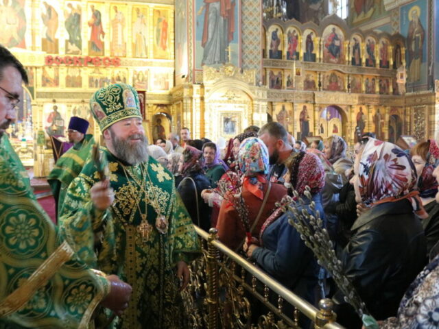 В канун праздника Входа Господня в Иерусалим епископ Софроний совершил всенощное бдение