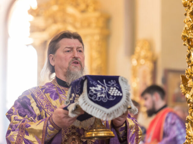 Епископ Софроний и духовенство Губкинской епархии поздравили митрополита Иоанна с днем архиерейской хиротонии