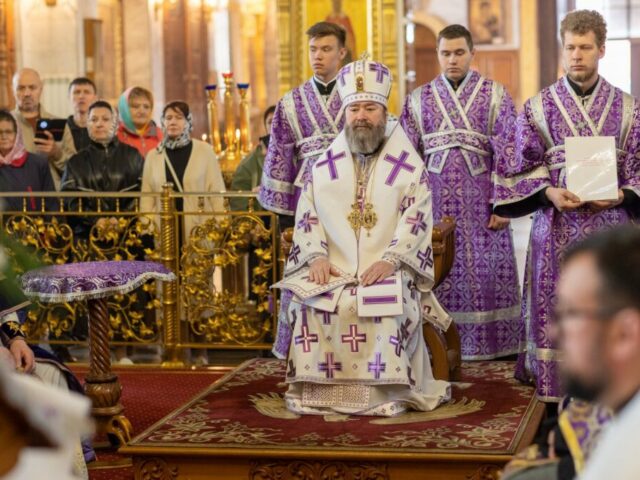 В четверг Страстной седмицы епископ Софроний совершил Литургию в Спасо-Преображенском кафедральном соборе города Губкина