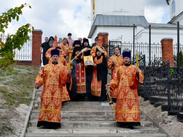 В Губкинскую епархию передана икона с частицей святых мощей святителя Николая Сербского