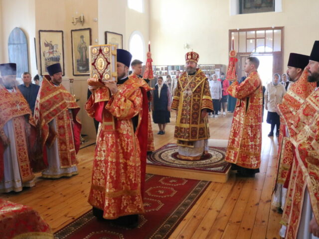 Епископ Софроний совершил Божественную литургию в Казанском храме поселка Томаровка