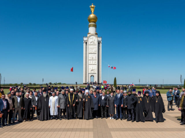 День Победы начался с Божественной литургии на Прохоровском поле