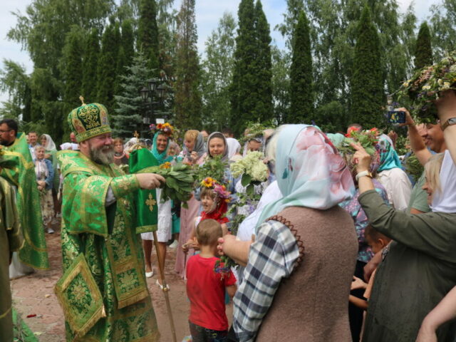 В праздник Святой Троицы епископ Софроний совершил Литургию в Спасо-Преображенском кафедральном соборе