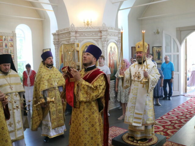 В Неделю 3-ю по Пятидесятнице епископ Софроний совершил Литургию в Космо-Дамиановском храме села Курасовка