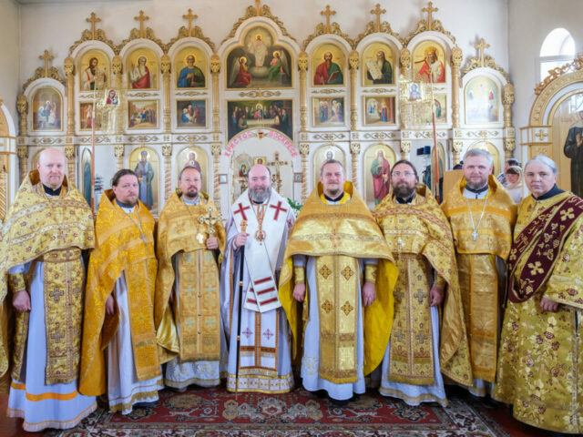 Епископ Софроний совершил Литургию с одноклассниками по семинарии