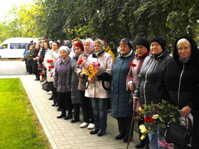 Торжественное открытие монумента жертвам фашизма