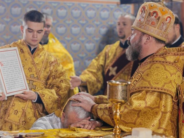 В Неделю 25-ю по Пятидесятнице епископ Софроний совершил Литургию в храме вмч. Димитрия Солунского села Скородное