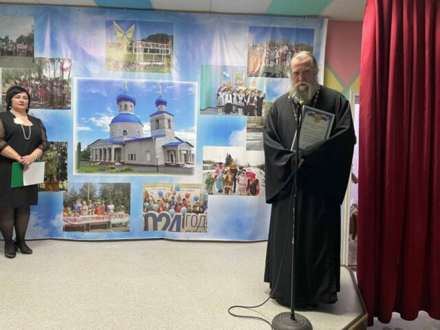 Выражена благодарность священнослужителю в связи с юбилеем Губкинского района