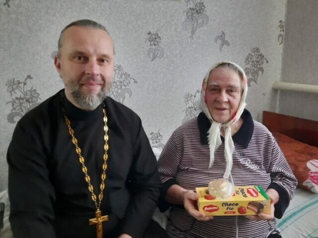 Священник  поздравил пожилых сельчан с праздником Рождества Христова