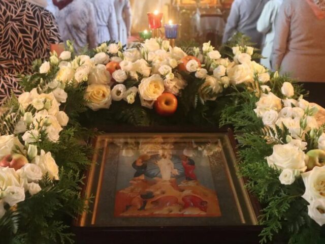 В храмах Ракитянского благочиния молитвенно отметили праздник Преображения Господня