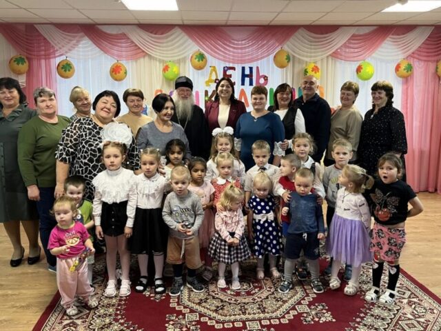 Поздравление воспитателей в Новеньком