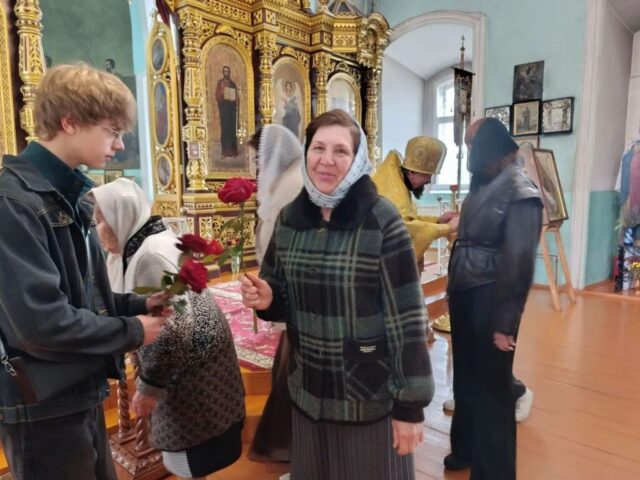 Настоятель храма Трех Святителей поздравил педагогов с Всемирным Днём учителя